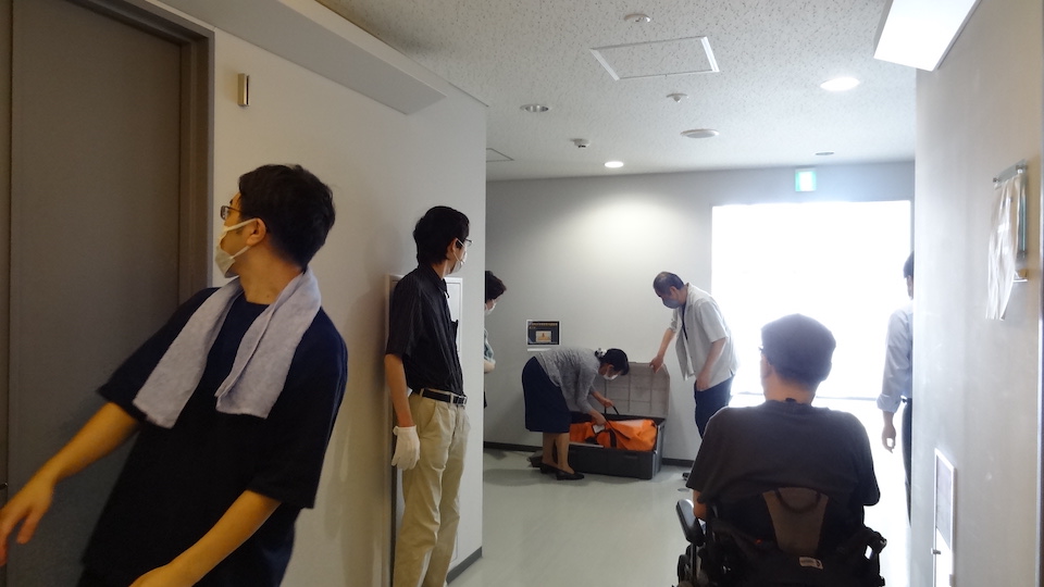 研究員、廊下へ