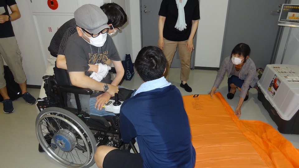 研究員を車いすからエアストレッチャーへ