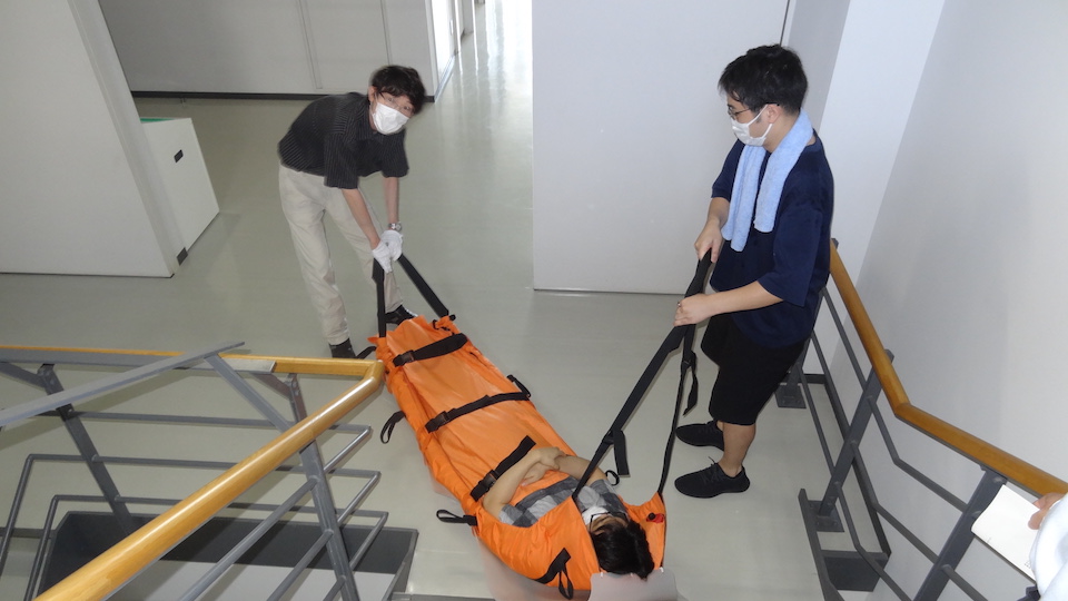 搬送の様子（７階から６階へ）