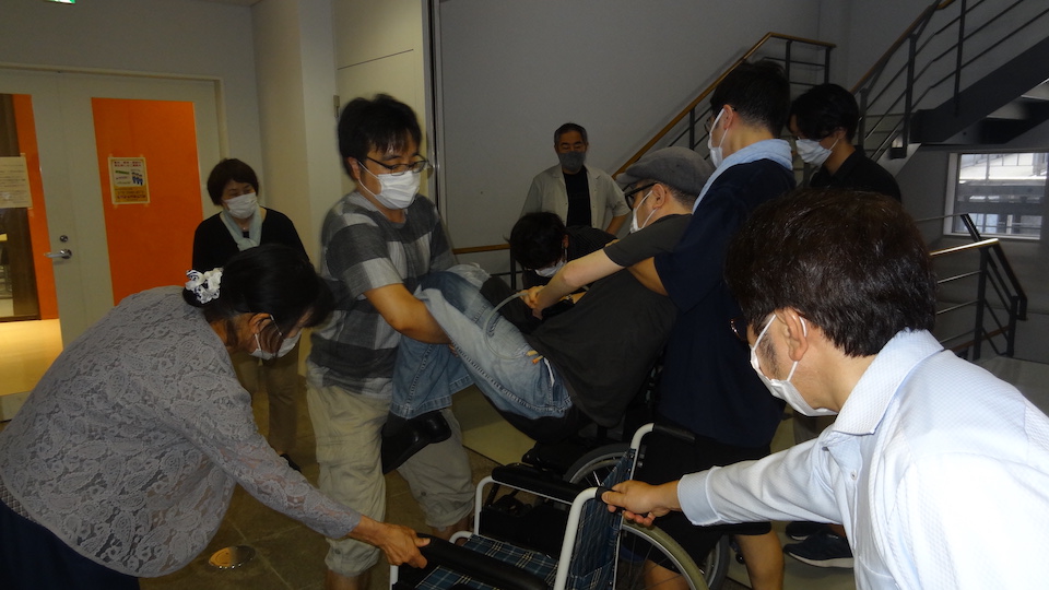研究員、非常用車いすへ移乗（３）