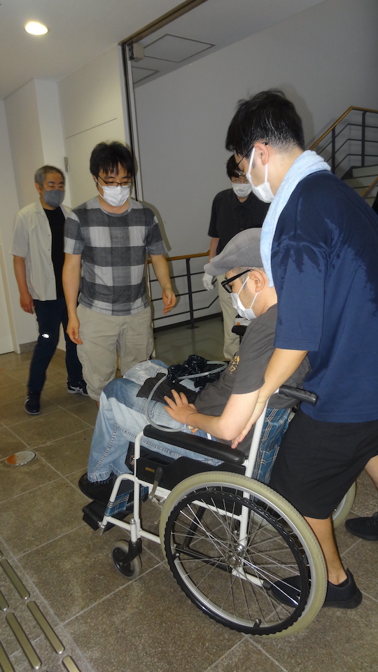 研究員、非常用車いすへ移乗完了